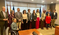 La consejera Carmen Conesa, junto a los miembros de la Comisión de Infancia y Adolescencia de la Asamblea Regional.