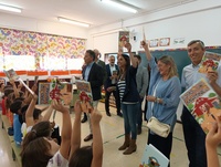 La consejera Sara Rubira junto al alcalde de Lorca, Fulgencio Gil, en la presentación del comic sobre ganadería que se distribuirá entre escolares...