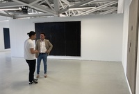 Imagen de la visita del director general del instituto de las Industrias Cultuales y las Artes, Manuel Cebrián, a la exposición 'Un silencio marrón'...