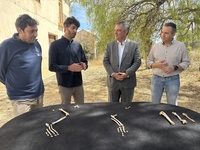 El consejero de Medio Ambiente, Universidades, Investigación y Mar Menor, Juan María Vázquez, observa algunos de los restos de lince ibérico hallados...