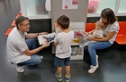 El centro Atención Primaria de San Andrés convierte su sala de espera pediátrica en biblioteca para acercar a los pacientes conocimientos de promoción...