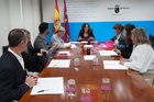 La directora general de Mujer y Prevención de la Violencia de Género, Ana Belén Martínez, junto a los miembros del jurado