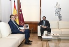 El jefe del Ejecutivo autonómico, Fernando López Miras, se reunió hoy con el presidente de la Autoridad Portuaria de Cartagena, Pedro Pablo Herná...