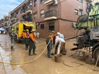 Voluntarios se aplican en la revisión del alcantarillado en Paiporta.