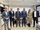 El consejero de Fomento e Infraestructuras, Jorge García Montoro, y el presidente de Croem, Miguel López Abad, y sus respectivos equipos durante ...