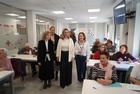 La consejera de Política Social, Familias e Igualdad, Conchita Ruiz, durante su visita al taller de Alexa para personas mayores (1)