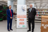 El director general de Patrimonio Cultural, Pablo Braquehais, (d), junto al director de la Biblioteca Regional, Juan José Lara, tras la presentación de la nueva campaña