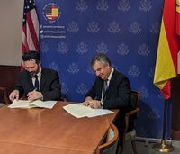 El consejero de Medio Ambiente, Universidades, Investigación y Mar Menor, Juan María Vázquez, firma con el representante estadounidense de la Comisión...