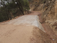 Contraste del camino forestal Los Puros en el Parque Regional El Valle y Carrascoy con el hormigón y la capa de arena con la que se ha cubierto el...