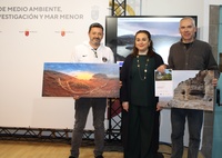 La secretaria autonómica de Energía, Sostenibilidad y Acción Climática, María Cruz Ferreira, con los ganadores de los premios del I Concurso de Fotografía...