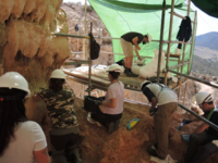 Proceso de excavación en la brecha fósil cuaternaria del yacimiento.