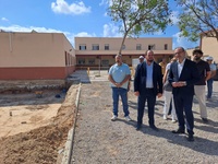 El consejero Víctor Marín durante su visita a las obras de ampliación del CEIP Petra Sánchez de Los Alcázares el pasado mes de junio.