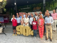 La consejera Carmen Conesa, junto al resto de participantes y asistentes a la presentación de la prueba '90K Camino de la Cruz'