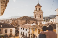 Una pareja alojada en Caravaca de la Cruz contempla el casco viejo de la ciudad.