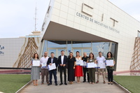 La directora general, Eva Reverte,  y el alcalde San Pedro del Pinatar, Pedro Javier Sánchez, con representantes de las empresas certificadas