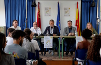 Un momento de la charla-coloquio mantenida por el consejero de Hacienda y el alcalde de San Pedro del Pinatar con alumnos del IES Manuel Tárraga ...