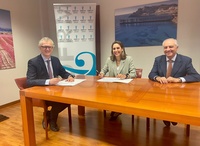 El consejero de Salud, Juan José Pedreño, junto a la presidenta del Colegio Oficial de Farmacéuticos de la Región de Murcia, Paula Payá, y el director...