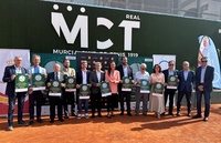 La consejera Carmen Conesa, con los participantes en el acto de presentación de los Campeonatos de España masculino y femenino de tenis por equip...