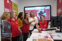 La consejera de Política Social, Familias e Igualdad, Conchita Ruiz, durante su visita a la sede de Fundación FADE