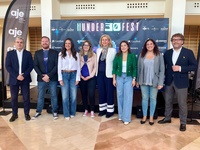 La consejera Carmen Conesa, con la director general de Juventud y la dirección de AJE en la inauguración de Under 30.