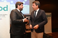 El presidente de la Región de Murcia, Fernando López Miras, junto con el presidente de la Comunidad Valenciana, Carlos Mazón, en la clausura del ...