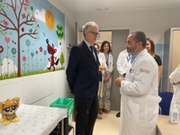 El consejero de Salud, Juan José Pedreño, visitó el servicio de Neurocirugía del hospital Virgen de la Arrixaca.