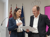 Foto de la consejera, Sara Rubira, junto al director  general de Industria Agroalimentaria y Asociacionismo Agrario, Fulgencio Pérez, en la sala ...