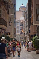 Turistas paseando por las calles de Cartagena.