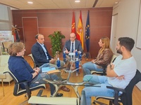 El consejero de Educación y Formación Profesional, Víctor Marín, se reunió hoy con el equipo directivo del CEIP Joaquín Carrión y con la concejala...