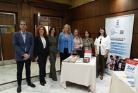 La directora general del SEF, Pilar Valero, junto a la presidenta de la Cámara de Comercio de Murcia, Miriam Fuertes, durante su visita a la Feria...