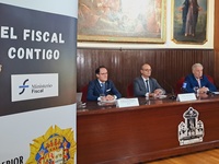 El consejero de Educación y Formación Profesional, Víctor Marín, y el Fiscal Superior de la Región de Murcia, José Luis Díaz Manzanera, visitaron...