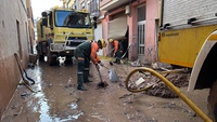 Voluntarios del dispositivo de ayuda de la Región de Murcia trabajan en Paiporta.