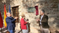 El consejero, Juan María Vázquez, junto a Julia Musso, biznieta de José Musso, durante el descubrimiento de la placa conmemorativa