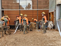 Bomberos forestales trabajan ayer en Paiporta.