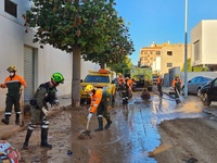 Miembros del dispositivo de la Región trabajan en la limpieza de barro de las calles de Paiporta.