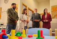 El consejero de Educación y Formación Profesional, Víctor Marín, visitó el nuevo comedor y el aula de 2 años del CEIP Príncipe de España de Alhama...