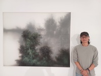 Imagen de Kihong Chung durante el montaje de su exposición en Cartagena