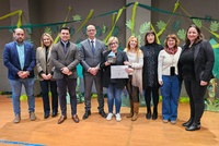 El consejero de Educación y Formación Profesional, Víctor Marín, entrega el 'Premio Gil Sáez Pacheco' al colegio La Paz de San Javier