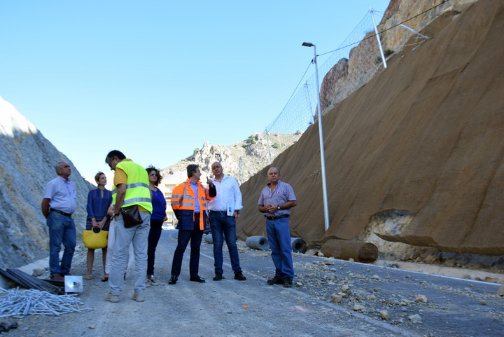 Fomento instala mallas para proteger los taludes de la carretera regional que une Abarán con Blanca