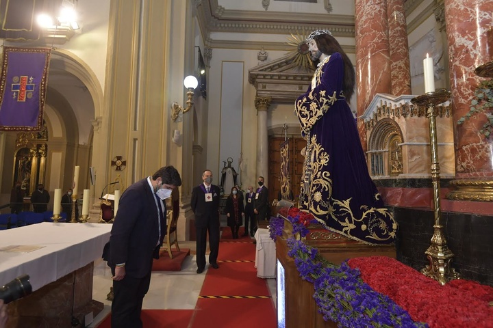 López Miras asiste al tradicional besapié al Cristo del Rescate