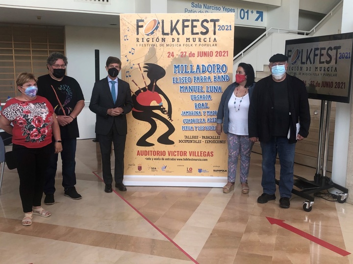 El director general del Instituto de las Industrias Culturales y las Artes, José Ramón Palazón, con la coordinadora del Festival, Alicia Baltasar, Manuel Luna e integrantes del grupo Roal en la presentación de 'FolkFest'