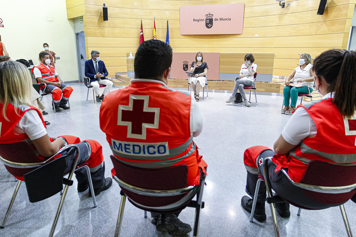 Isabel Franco recibe al equipo de Cruz Roja de la Región que ha participado en el dispositivo de acogida a los refugiados afganos en Madrid