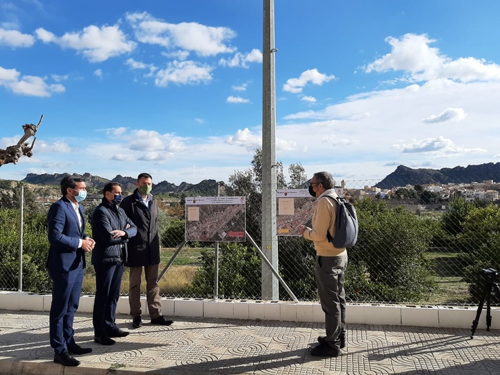 Visita a las obras de renovación en la red de abastecimiento de agua en Ulea