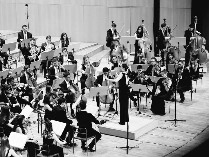 La directora artística de la formación, Virginia Martínez, dirige una actuación de la Orquesta de Jóvenes de la Región de Murcia