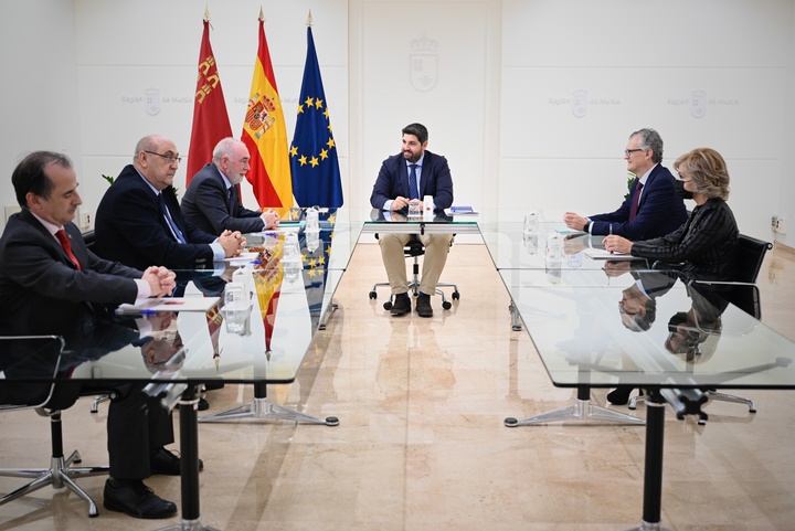 El presidente de la Comunidad, Fernando López Miras, se reúne con el presidente del Colegio Oficial de Médicos de la Región de Murcia, Francisco Miralles