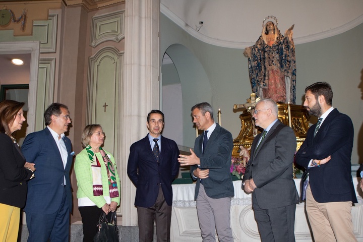 El consejero de Presidencia, Turismo, Cultura, Juventud, Deportes y Portavocía, Marcos Ortuño, junto a representantes de cofradías que han asistido a la presentación.