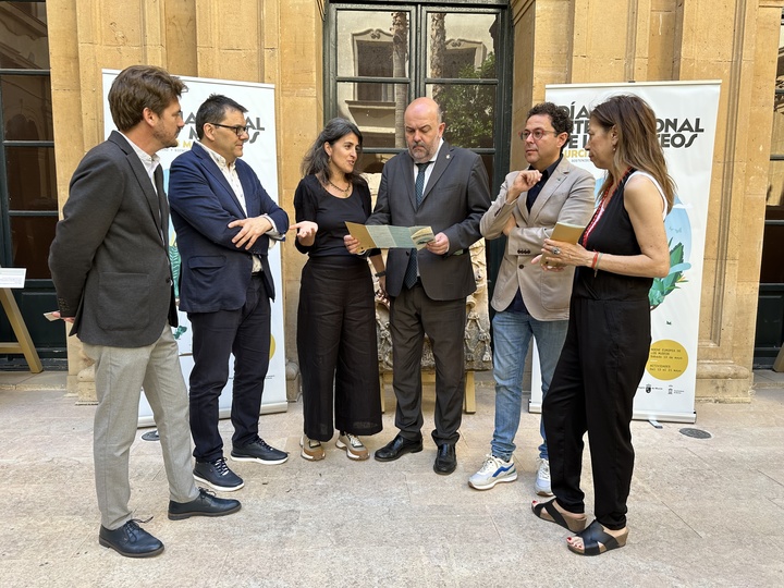 El director general de Patrimonio Cultural, Pablo Braquehais, y el director general del Instituto de las Industrias Culturales y las Artes (ICA), Manuel Cebrián, con algunos de los directores de museos que participan en el programa de actividades organizadas para la celebración de 'La Noche de los Museos' y del Día Internacional de los Museos.