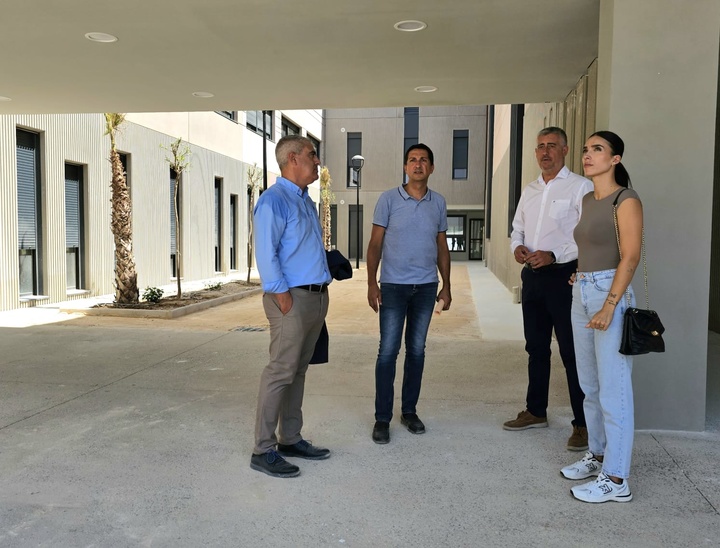 El director general de Centros Educativos e Infraestructuras, Jesús Pellicer, visitó hoy el nuevo IES Valle de Leiva, junto a la alcaldesa de la localidad, María Cánovas.