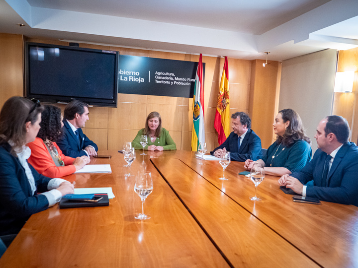 Reunión de la secretaria autonómica de Energía, Sostenibilidad y Acción Climática, María Cruz Ferreira, en La Rioja con otros representantes en materia de medio ambiente de diferentes comunidades autónomas