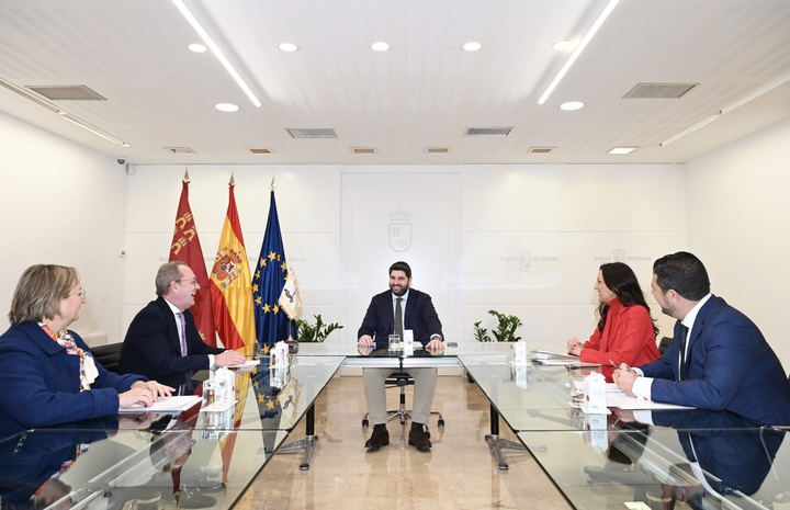El presidente de la Región de Murcia, Fernando López Miras, se reúne con el presidente del Paso Blanco de Lorca, Ramón Mateos